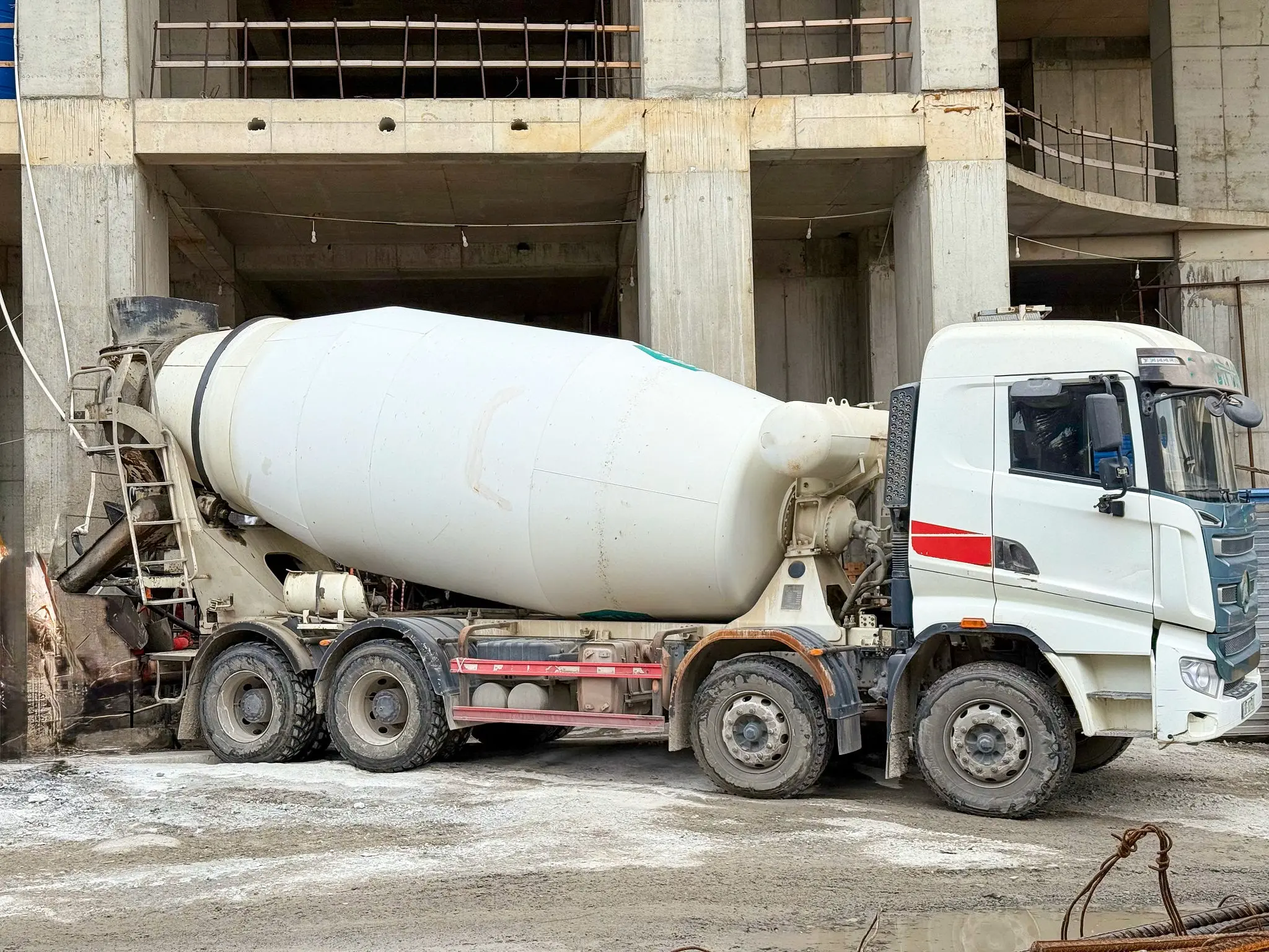 خلاطة خرسانة جاهزة في موقع بناء في صنعاء - توريد من مصنع عمران أو التاج أو الوطنية بأفضل سعر للمتر 2025