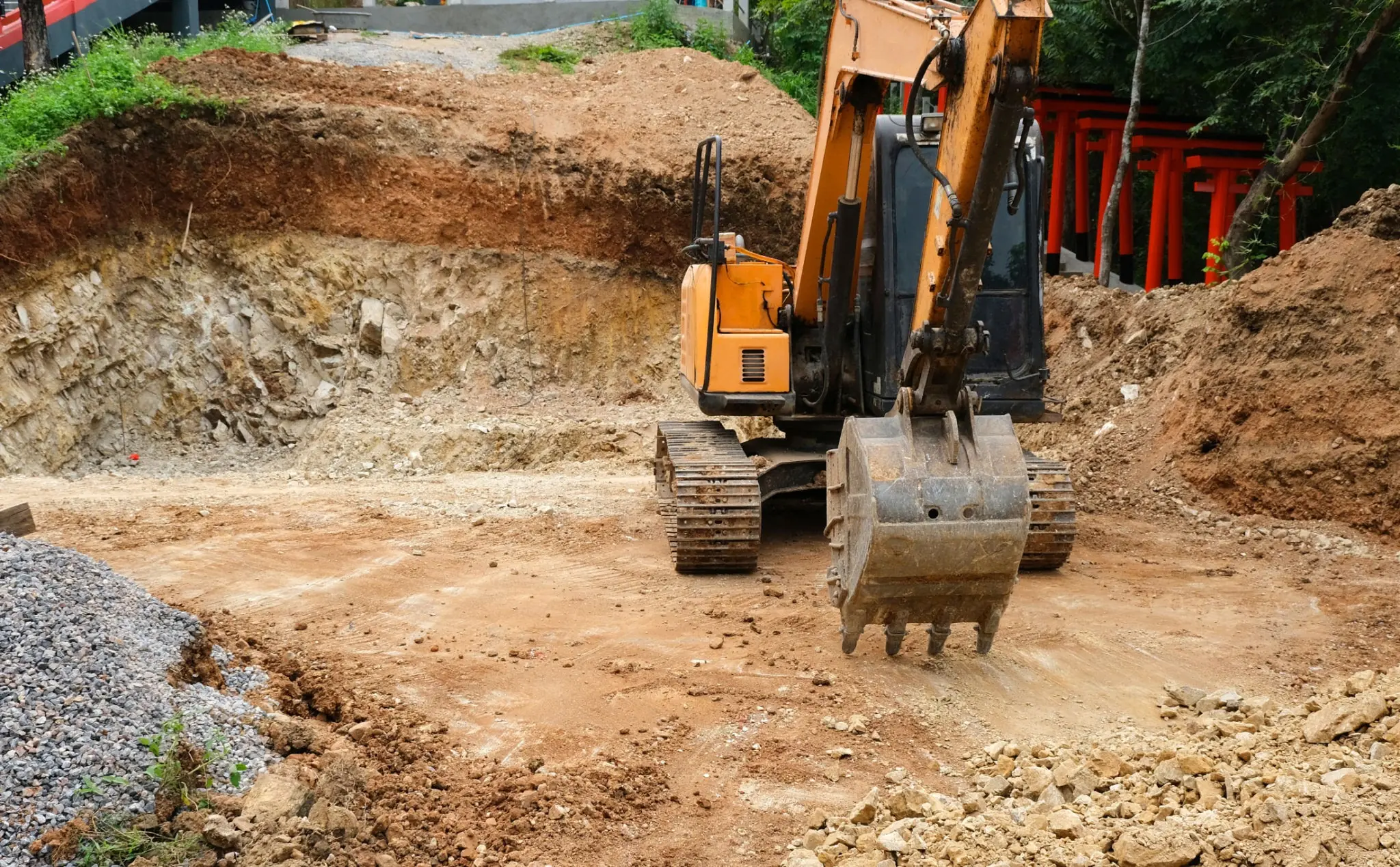 حفر واختبار فحص التربة للأرض قبل الشراء في اليمن - حفار (بوكلين) يجهز قواعد منزل في أرض صخرية