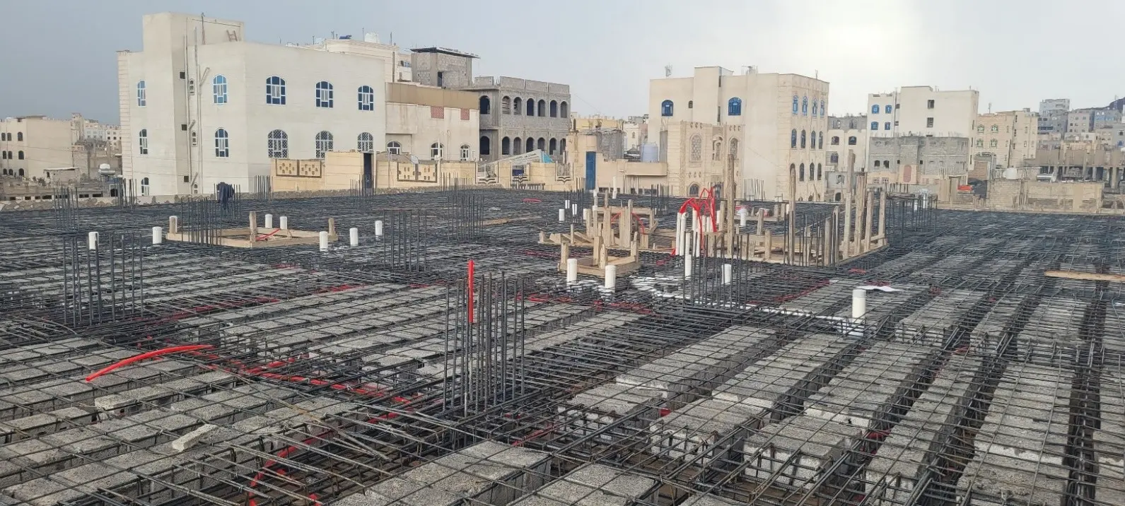 صورة توضح الحل في مشروع تنفيذ عمارة الشيخ عبدالله في شملان - صنعاء | تحدي الجسور البارزة والتصميم المعقد