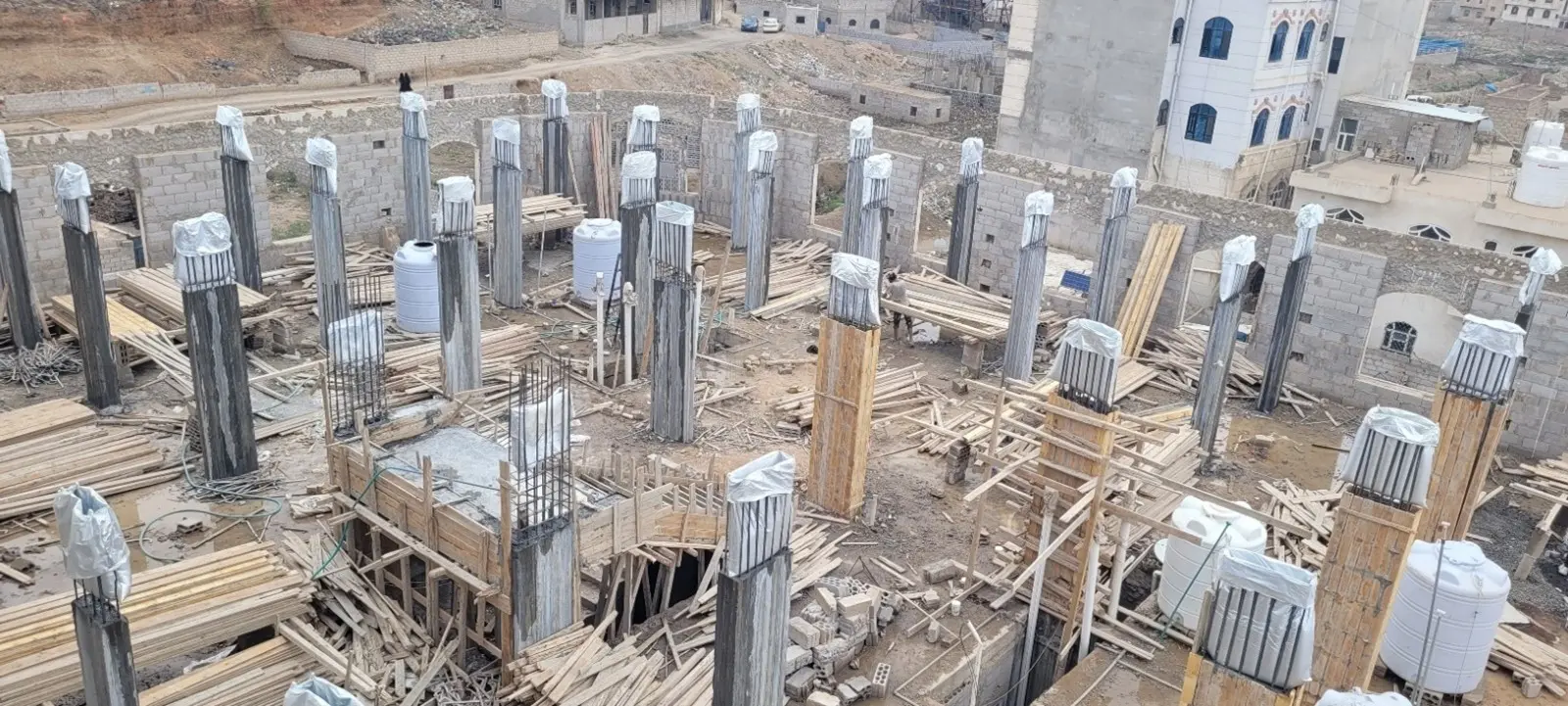 صورة توضح التحدي في مشروع تنفيذ عمارة الشيخ عبدالله في شملان - صنعاء | تحدي الجسور البارزة والتصميم المعقد