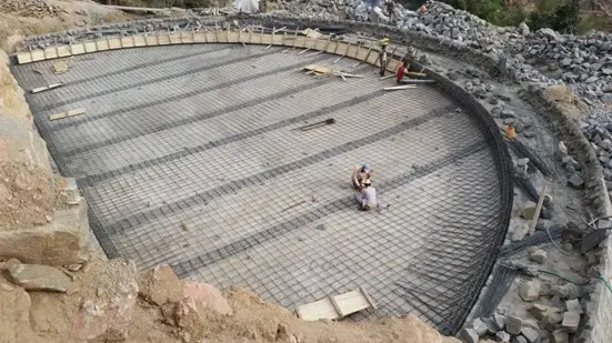 صورة توضح الحل في مشروع تنفيذ خزان بني-العوام الخرساني في حجة | تحدي الكتامة والعزل المائي في المناطق الجبلية