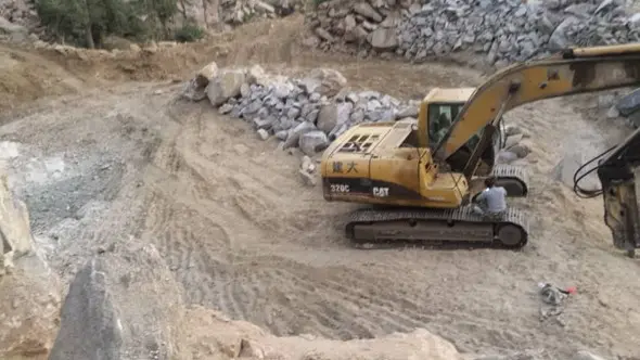 صورة توضح التحدي في مشروع تنفيذ خزان بني-العوام الخرساني في حجة | تحدي الكتامة والعزل المائي في المناطق الجبلية