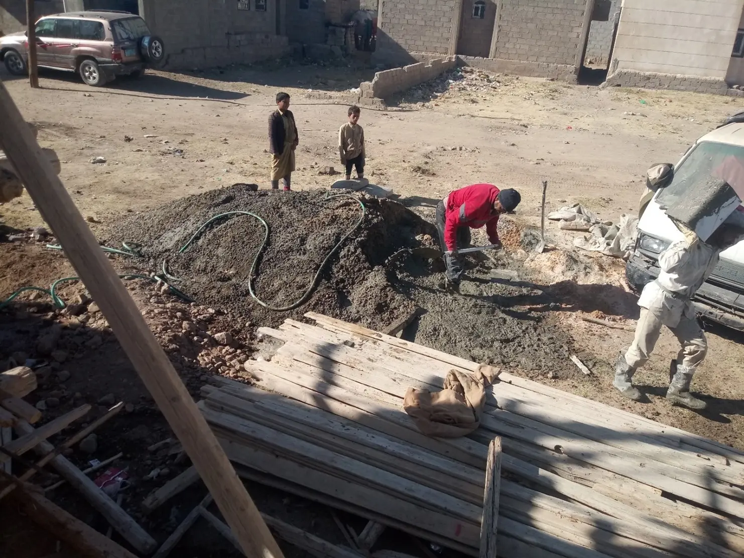 صورة توضح الحل في مشروع مقاولة بناء عظم لعمارة ناصر حج (جِدر - صنعاء) | تأسيس ومعالجة خرسانية نموذجية