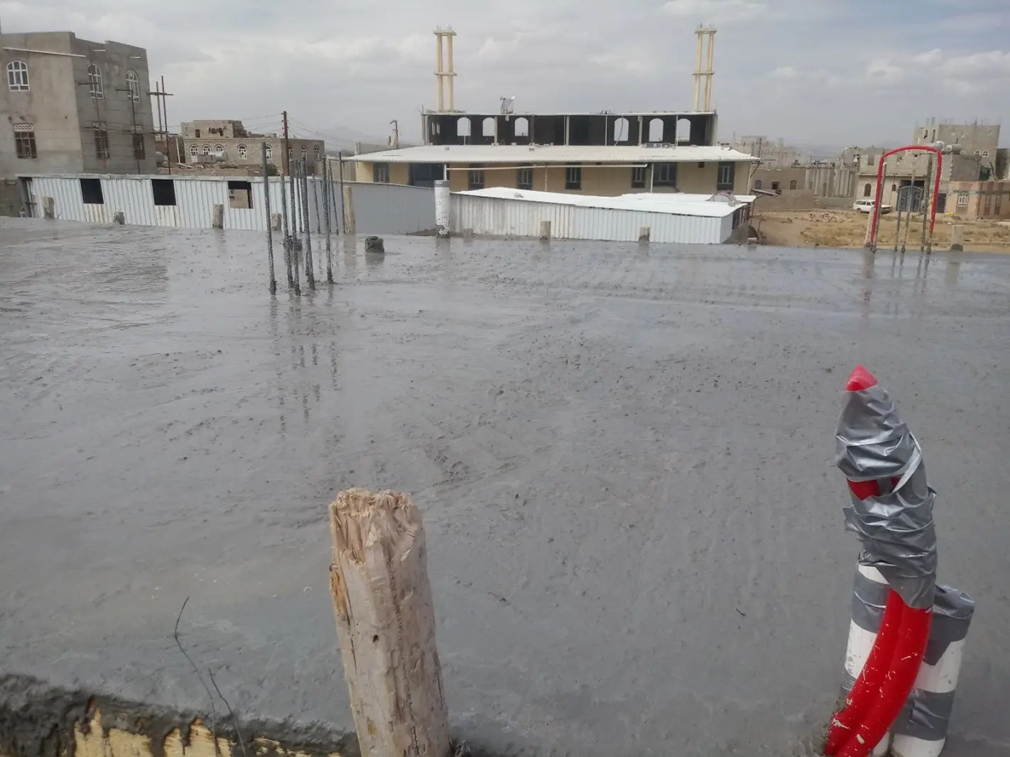 صورة مشروع مقاولة بناء عظم لعمارة ناصر حج (جِدر - صنعاء) | تأسيس ومعالجة خرسانية نموذجية