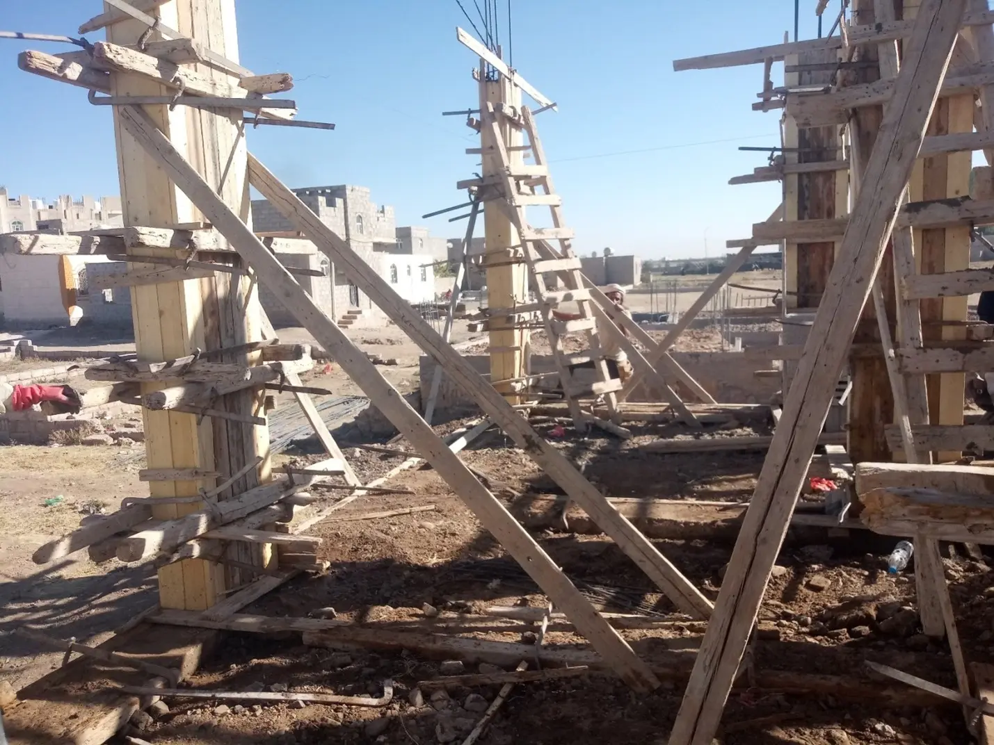 صورة توضح التحدي في مشروع مقاولة بناء عظم لعمارة ناصر حج (جِدر - صنعاء) | تأسيس ومعالجة خرسانية نموذجية