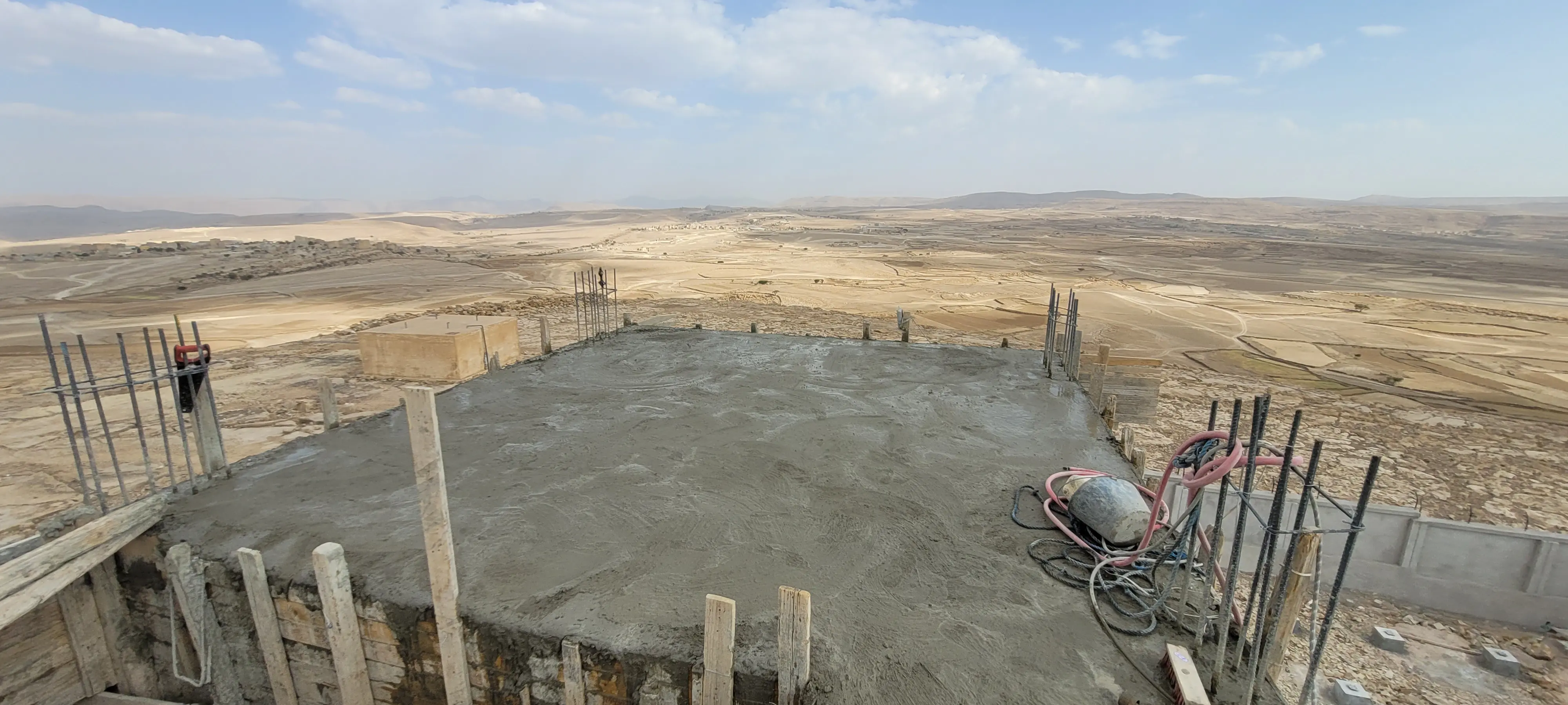 صورة توضح الحل في مشروع تنفيذ الأعمال الخرسانية لبرج يمن موبايل | أيقونة الاتصالات في عمران