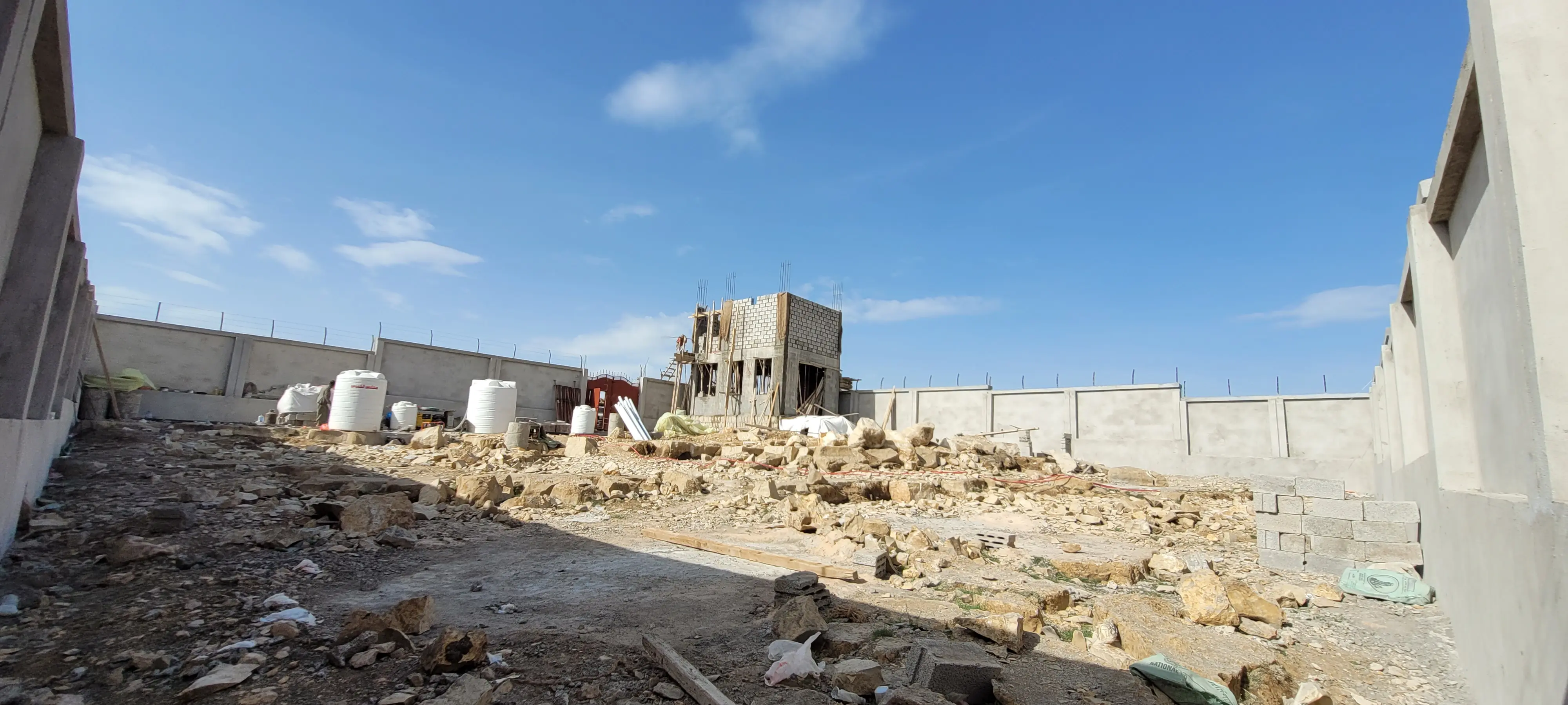 صورة توضح التحدي في مشروع تنفيذ الأعمال الخرسانية لبرج يمن موبايل | أيقونة الاتصالات في عمران