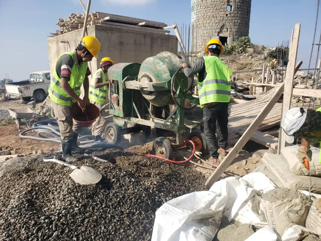 صورة توضح التحدي في مشروع إنشاء برج يمن موبايل (محطة ميدخة - حجة) | تحدي البناء في التضاريس الجبلية الوعرة